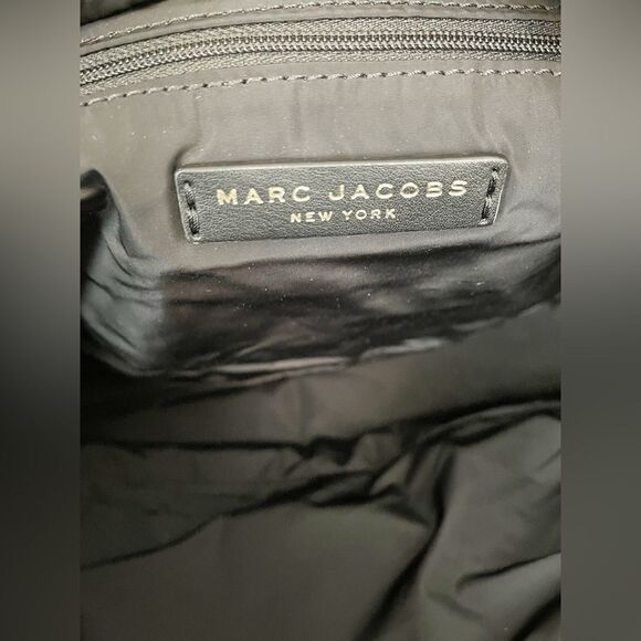 Marc Jacobs quilted puffer Travel Bag with guitar crossbody strap in black - Picture 9 of 16